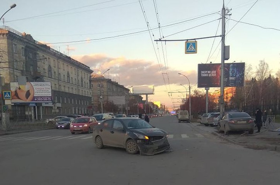 В результате ДТП "Тойота" врезалась в столб. Фото: ГИБДД Новосибирск