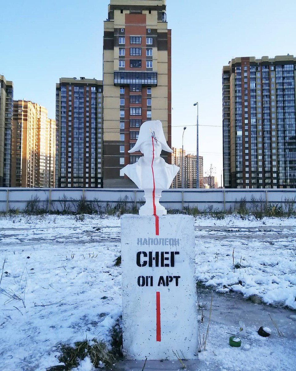Наполеон Снегопарт поражен доблестной русской снежинкой / Фото: instagram.com/loketski