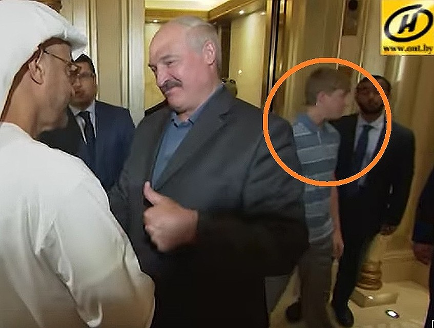 За всю поездку в ОАЭ в 2016 году Николай Лукашенко попал в кадр объективов лишь единожды. Кадр телеканала ОНТ.