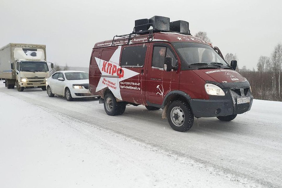За городом на трассах машины плетутся друг за другом... Фото: Валерий ЗВОНАРЕВ