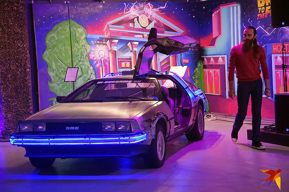 «DeLorean DMC-12» 1981 года выпуска, оформленный в стиле фильма «Назад в будущее» Фото: Владимир ВЕЛЕНГУРИН