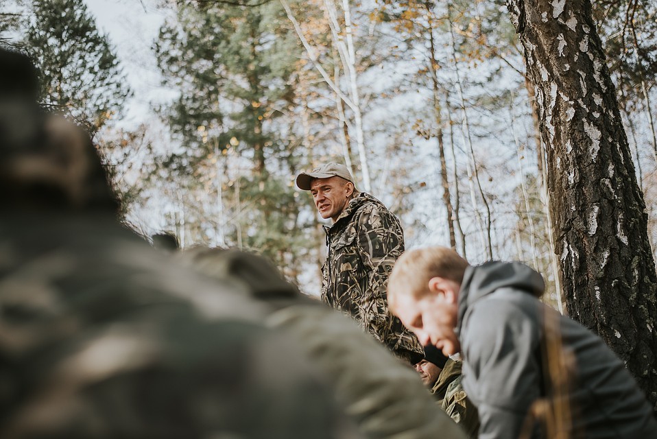 Испытания начались: идем пешком по лесу, несем лодку. Фото: Даба ДАБАЕВ