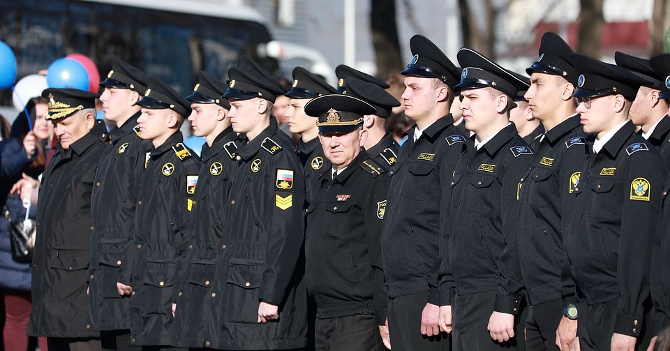Торжественное построение перед отходом судна Фото: Вадим ПОПОВ