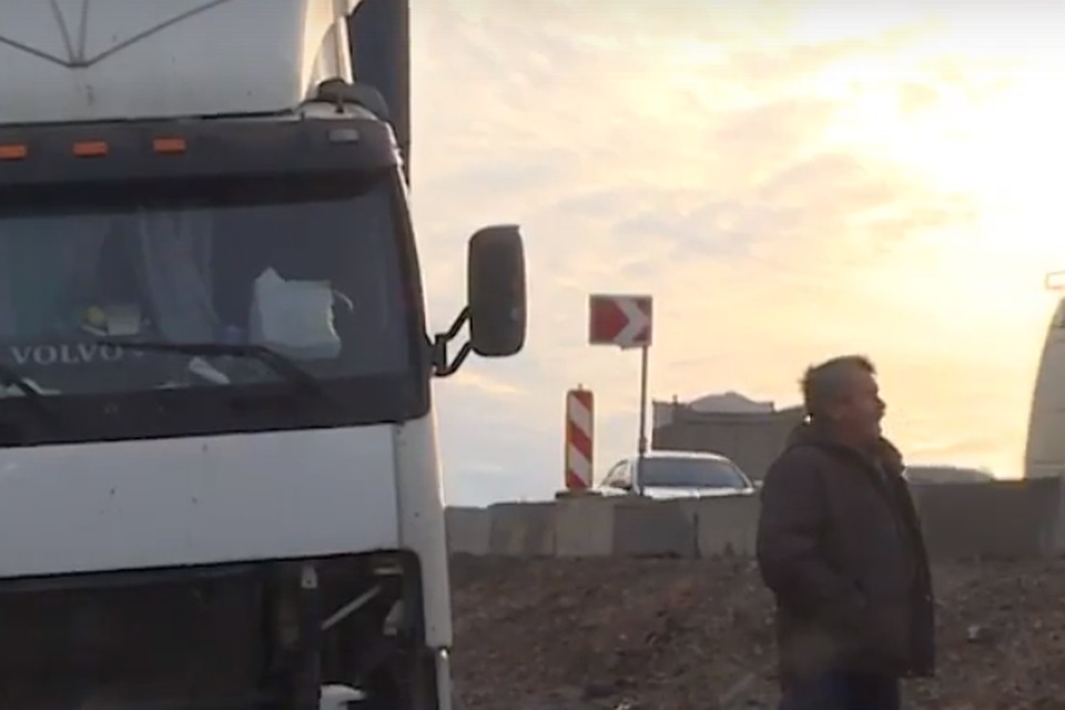 Дальнобойщик ждет, когда за ним приедут. Фото: кадр видео
