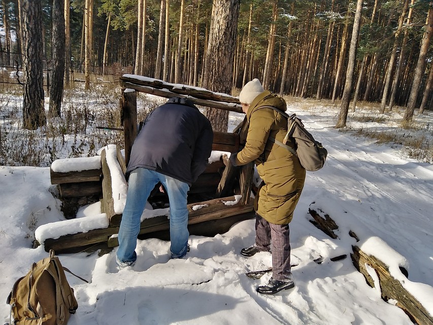 Волонтеры обнаружили колодец. Фото: Антонина СНЕГУРЕНКО