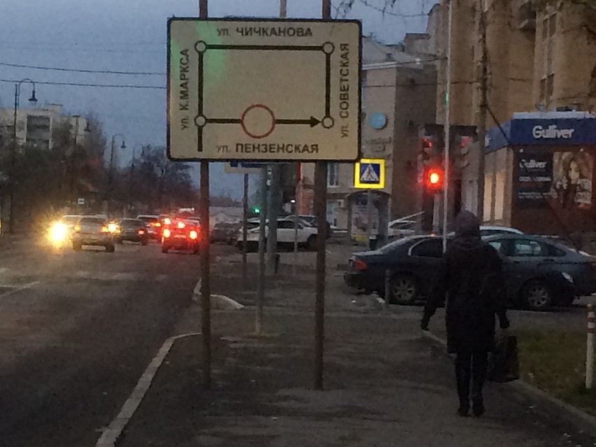 Знаки, ограничивающие проезд, пока не убрали Фото: Татьяна ЧЕРНЫШЕВА