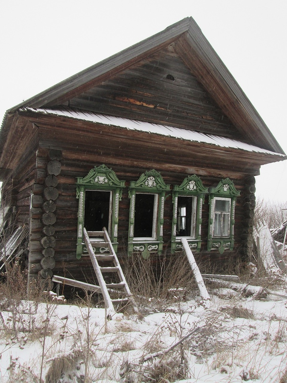 Расписную красоту иногда находят на таких полуразрушенных "избушках" Фото: Марийское Региональное Отделение ВООПИиК
