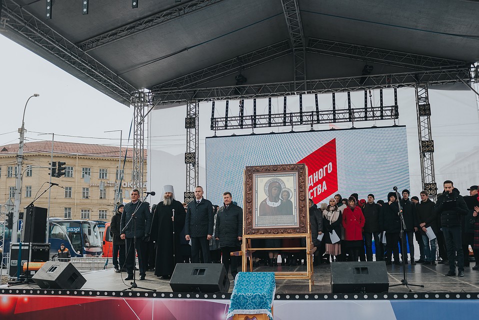 На площади прошел молебен в честь Казанской иконы Божией Матери. Фото: Даба ДАБАЕВ