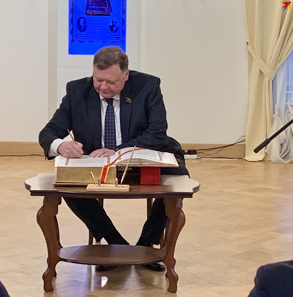Глава Тверской городской думы Евгений Пичуев поставил в Книге свою подпись. Фото: Татьяна РУМЯНЦЕВА
