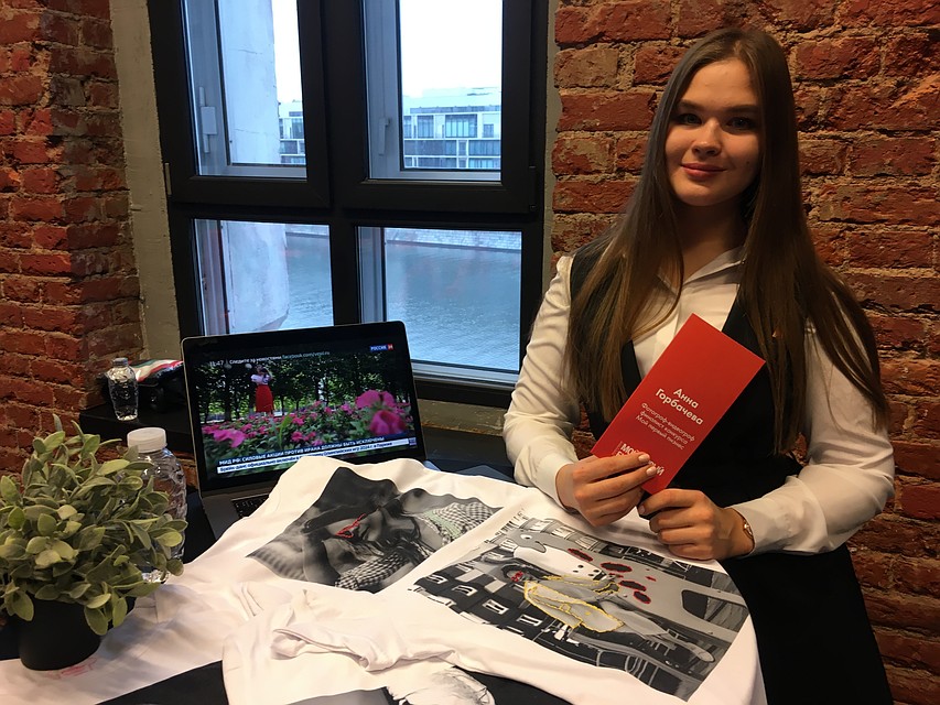 Анна Горбачева создает уникальные авторские футболки. Фото: Ирина ИЛЬИНА