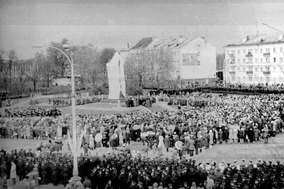 Открытие памятника вызвало у калининградцев огромный интерес. Фото: Архив автора