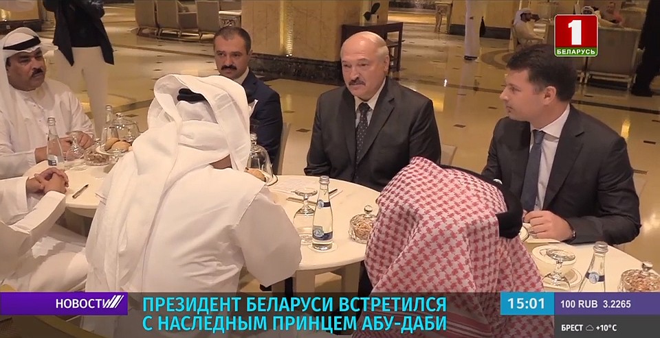 Где именно проходила встреча - не сообщается. Судя по интерьеру, это помещение похоже за лобби отеля. Кадр телеканала «Беларусь 1».