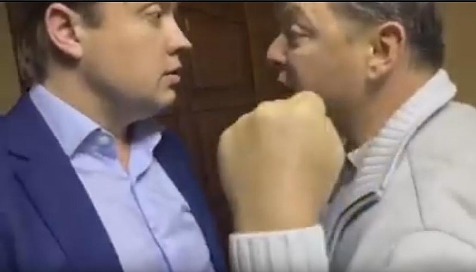 После недолгой словесной перепалки со «Слугой народа» лидер украинских радикалов пустил в ход кулаки Фото: Кадр видео