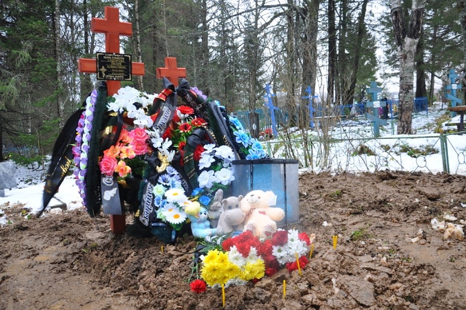 На могилку, где теперь лежат мама и сын, принесли много игрушек. Фото: Андрей МАТЛИН