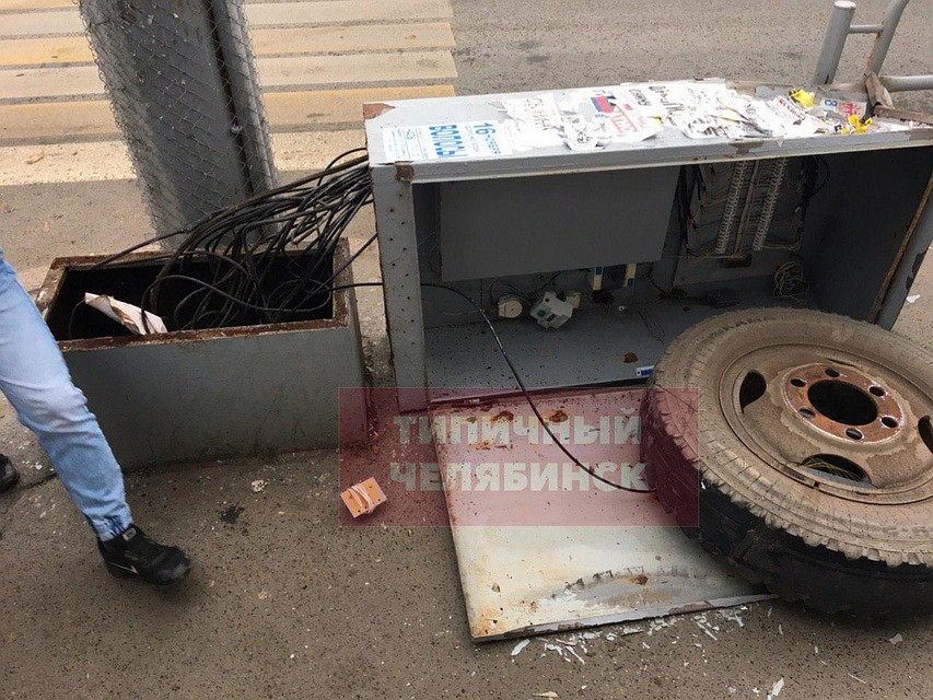 Одно колесо на тротуаре сшибло трансформаторную будку. Фото: группа "Типичный Челябинск" vk.com