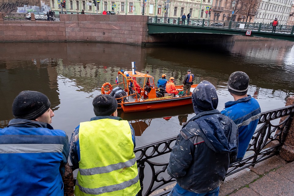 Именно здесь накануне из воды вытащили 63-летнего доцента СПбГУ Олега Соколова Фото: Олег ЗОЛОТО