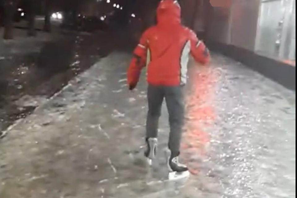 Кто-то даже успел прокатиться на коньках. Фото: скриншот с видео, vk.com/zlo43
