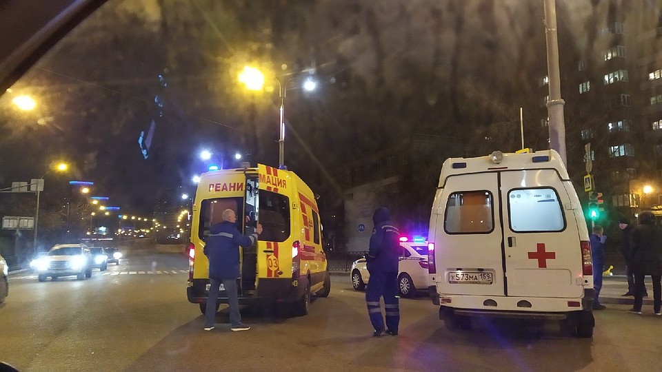 На место аварии приезжали скорая помощь и реанимация Фото: Евгений Стоянов