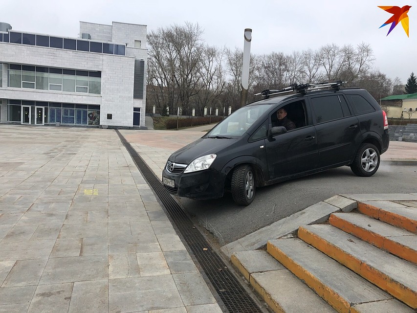 Удивительно, как водитель принял пешеходную зону за проезжую часть Фото: Олег ГАЛИМОВ