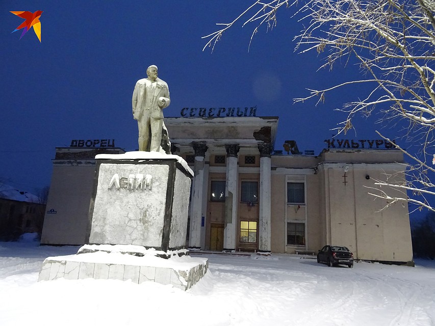 Заснеженный вождь в поселке Северный сильно наклонился вперед, словно тоже собрался рвануть вслед за пролетариатом Фото: Алексей ОВЧИННИКОВ