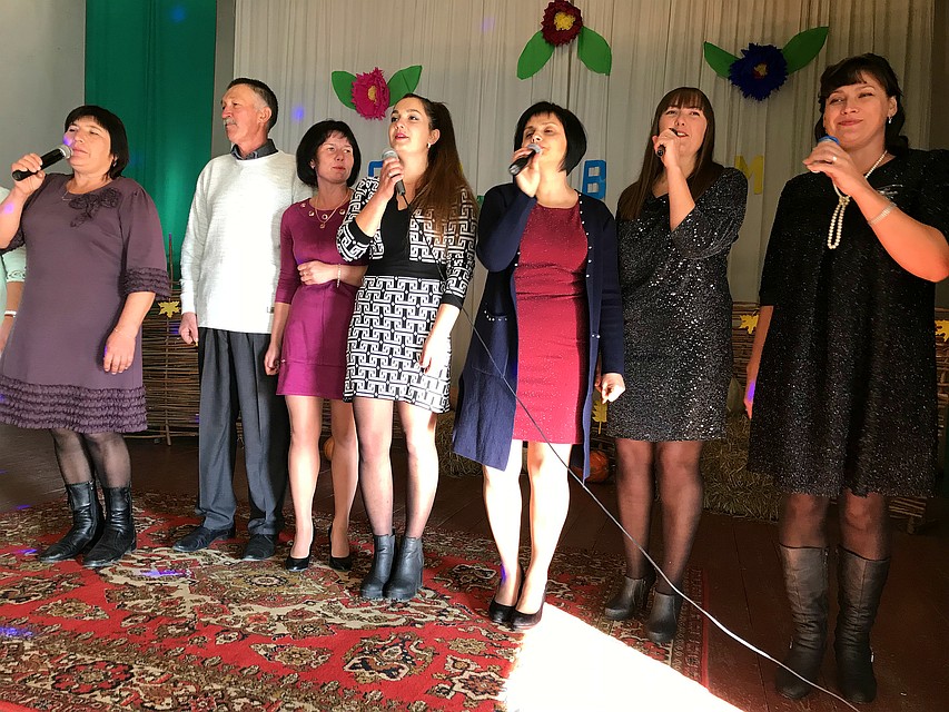 Инна Викторовна (крайняя справа) и администрацией руководит, и хором! Первая женщина-председатель в Первомайском Фото: ЮЛИЯ САЛОВСКАЯ