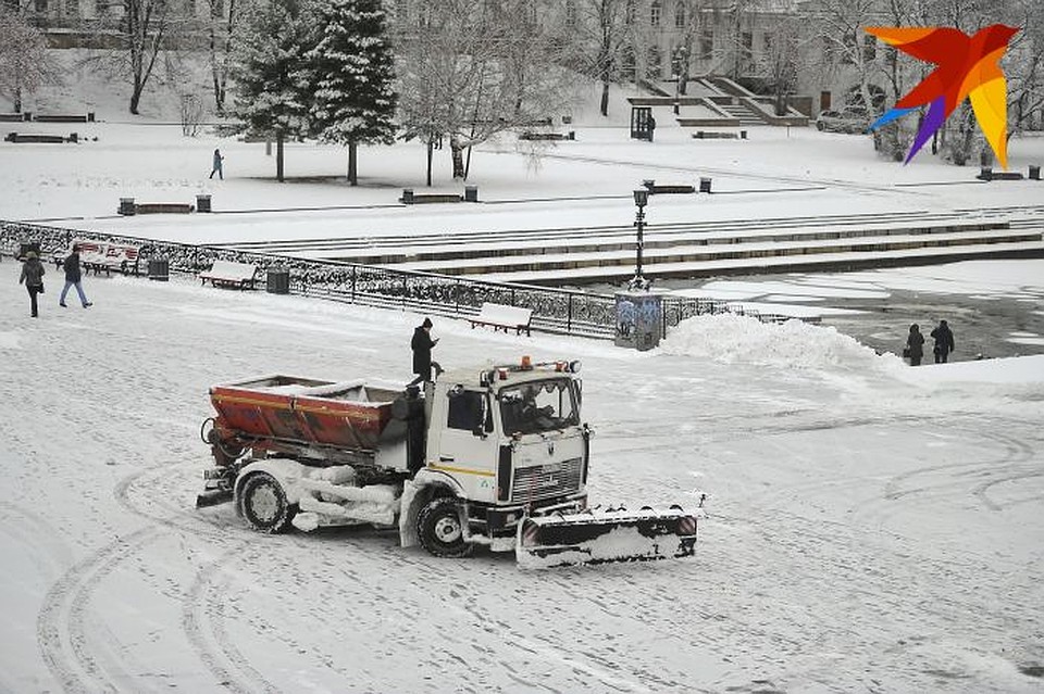 Обычно снег собирают днем, а вывозят из города ночью. Фото: Алексей БУЛАТОВ