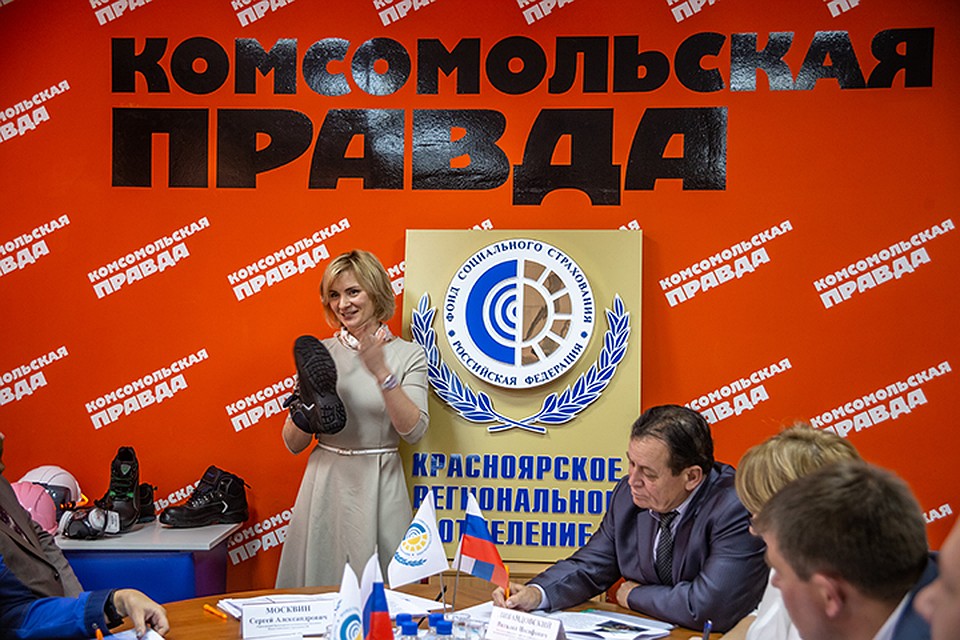 На круглом столе была выставка средств индивидуальной защиты от ООО «Красноярск-Восток-Сервис» и даже состоялось мини-дефиле от сотрудниц «Комсомолки» в рабочей одежде. Фото: ИВАНОВА Диана