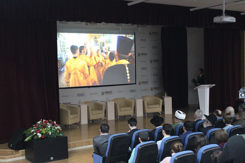 Перед началом работы конференции участникам показали душевный ролик про единение людей.