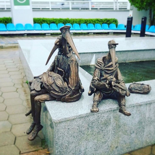 Такая скульптура появилась в аэропорту «Минск». Фото: instagram.com/stas_krukovski