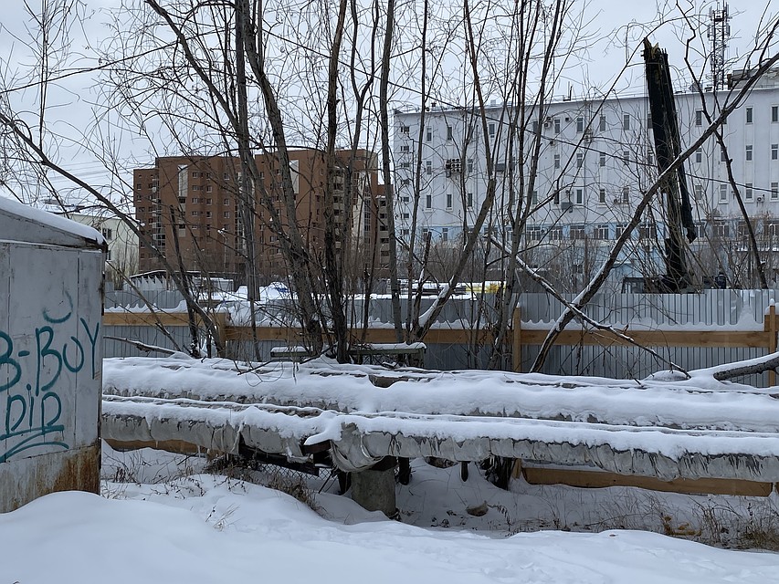 Путь в школу: теплотрассы, гаражи, пустыри. Фото: Ольга Донская