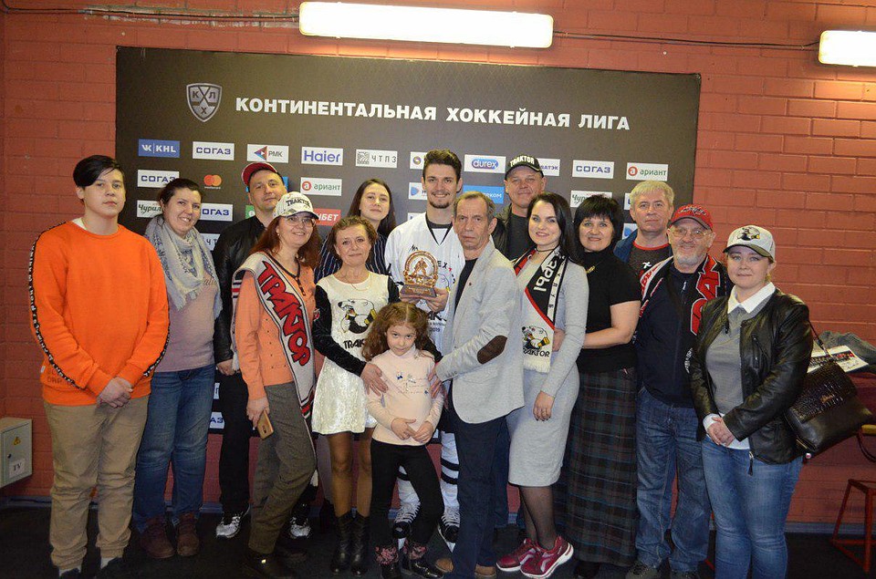 Вручение приза от болельщиков голкиперу Василию Демченко. Фото: соцсети.