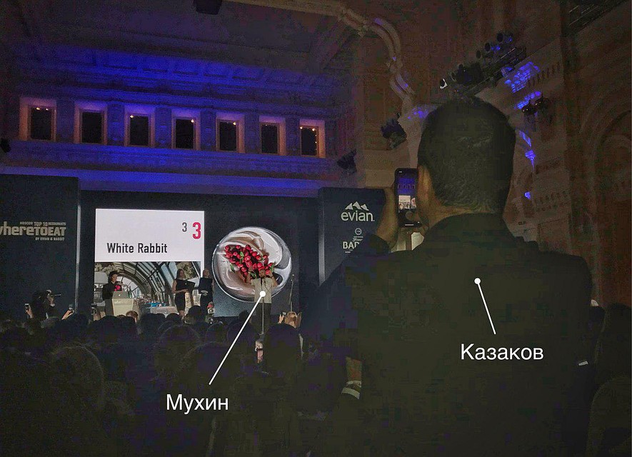 Анатолий Казаков снимает на телефон награждение Владимира Мухина (3-е место). Фото: Леонид ЗАХАРОВ
