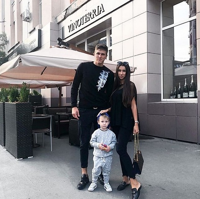 В инстаграме Елены много фото с мужем и сыном. Фото: www.instagram.com/e.soboleva27.