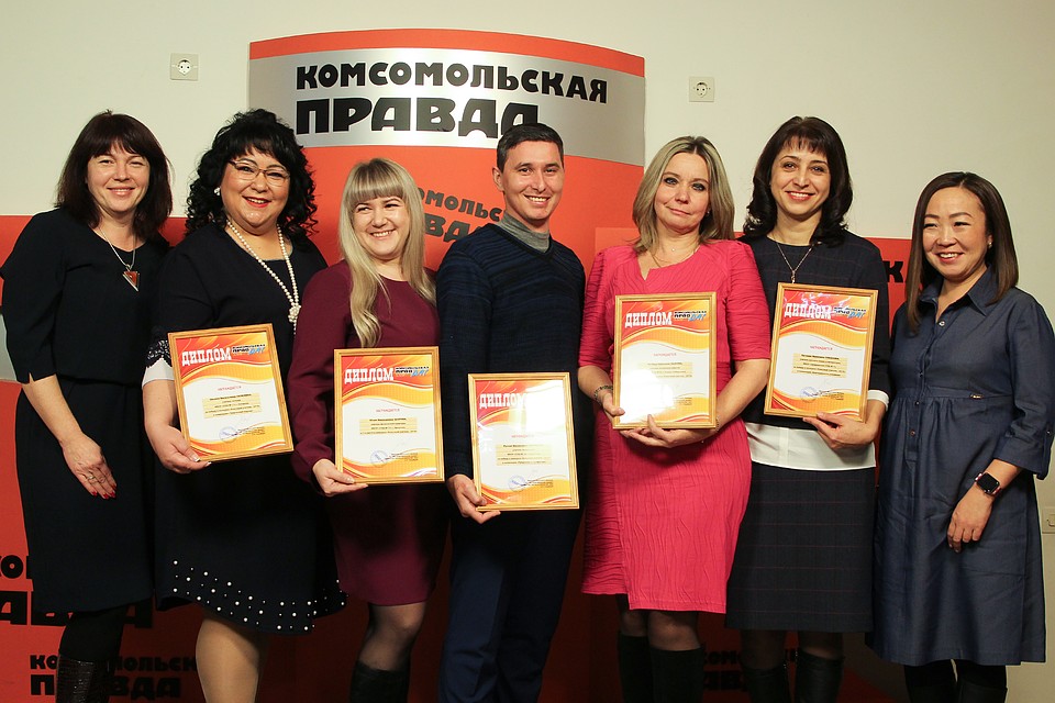 Наши победительницы получили хорошие подарки от спонсоров. Фото: Юлия ПЫХАЛОВА