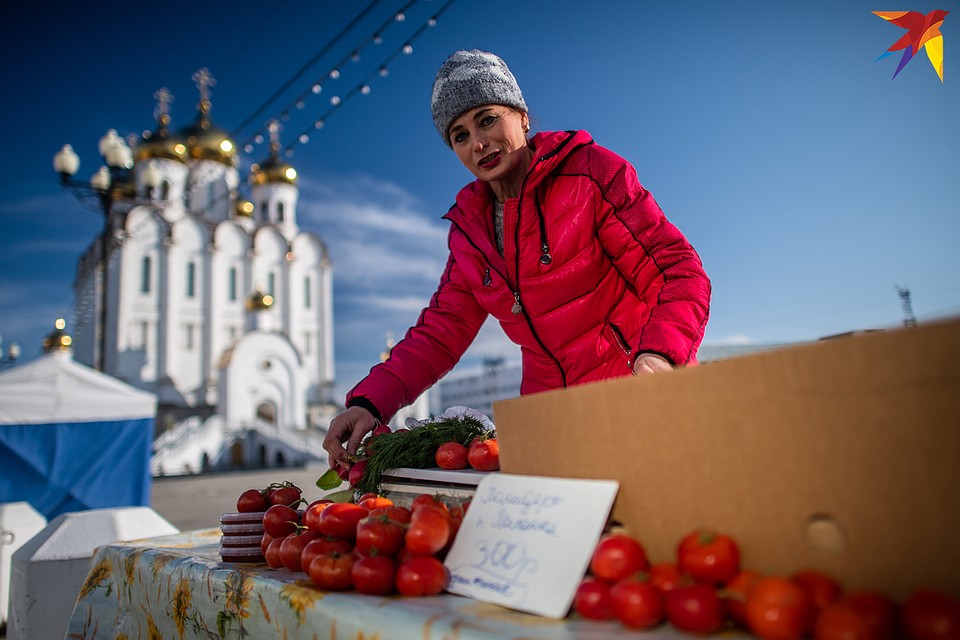 Женщина торгует помидорами. Фото: Виктор ГУСЕЙНОВ