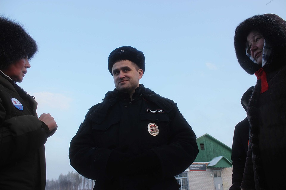 Полицейский объясняет, почему экоактивистам нельзя шуметь Фото: Анастасия МАШКАЛЕВА