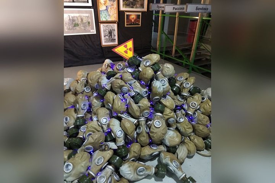 Гора противогазов напомнила посетителям выставки кучу черепов.