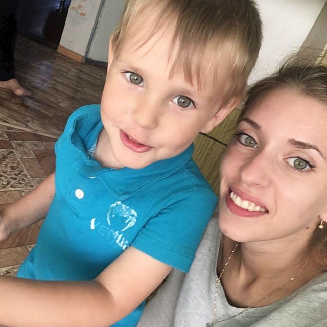 Сын редко появляется в кадре у родителей. Фото: личный архив.