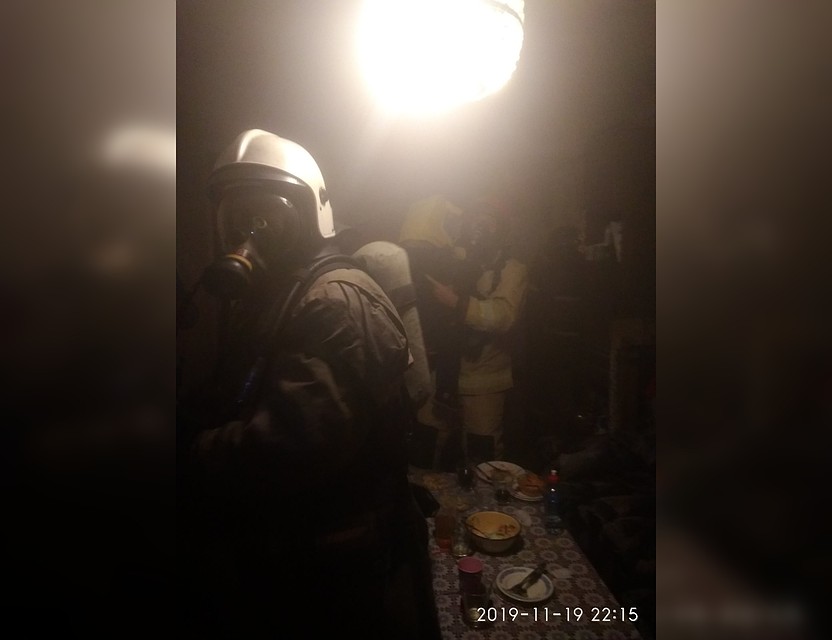 Некоторые детей пожарные выносили из дымящего подъезда выносили на руках Фото: из личного архива