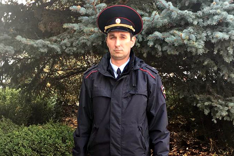 Полицейский услышал стон ребенка. Фото: ГУ МВД по Краснодарскому краю.