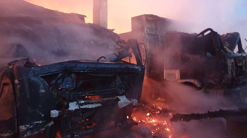 Внутри находились грузовые машины. Фото: 37 пожарная часть по охране Дальнегорска