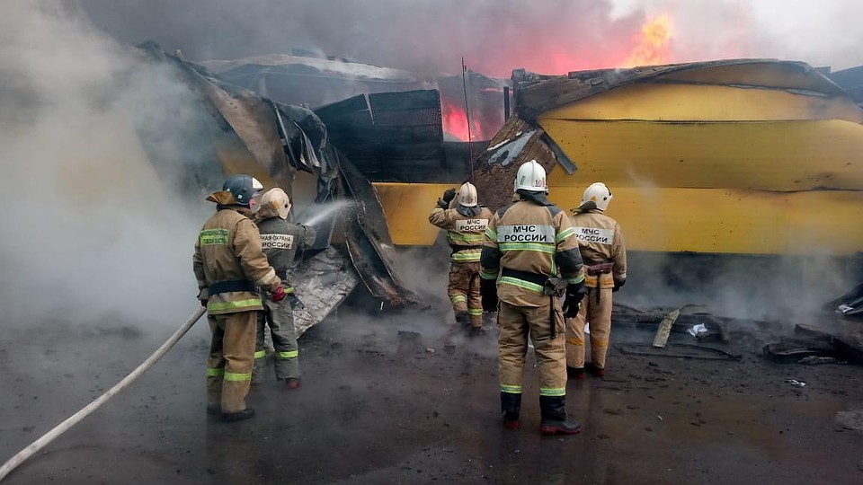 Площадь пожара в торговом павильоне составляет 600 кв метров. Фото: ГУ МЧС по Ростовской области