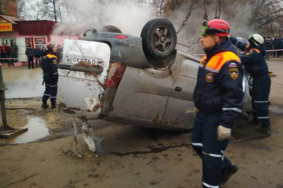 В салоне автомобиля находились двое мужчин. Спасти их не удалось. Фото: МЧС России по Пензенской области