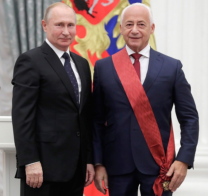 Президент России Владимир Путин и дирижер Владимир Спиваков во время церемонии вручения государственных наград РФ в Кремле. Фото Михаил Метцель/ТАСС