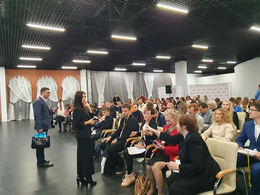 В зале собрались несколько сотен человек