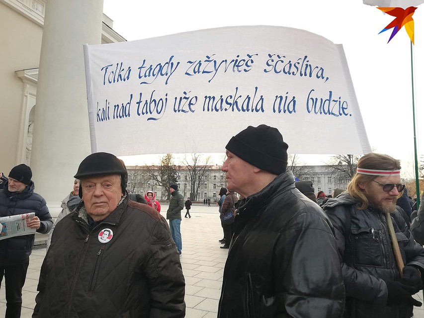 На историческое событие приехал и бывший глава Беларуси, 84-летний экс-председатель Верховного Совета Станислав Шушкевич. Фото: Ольга ИВАШЕНКО
