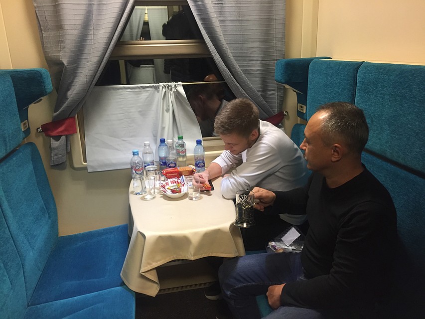 Этим журналистам повезло - их разместили не в обычном купе на четверых, а в вагоне СВ. Фото: Елена КРИВЯКИНА