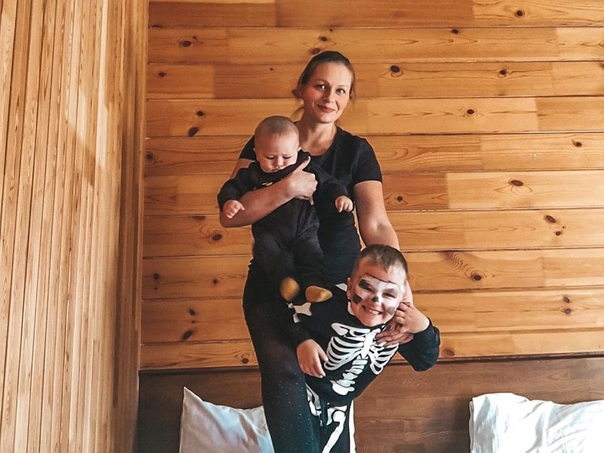 Инна говорит, что с рождением детей и сама омолодилась. Фото: innaplanetnaya_