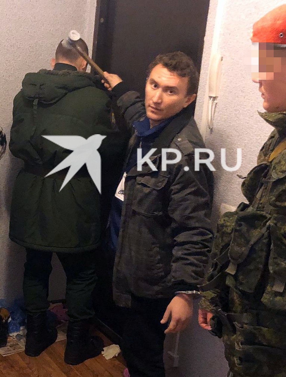 Виктор Бондаренко во время проверки показаний на месте обвиняемого. Фото: из материалов уголовного дела.