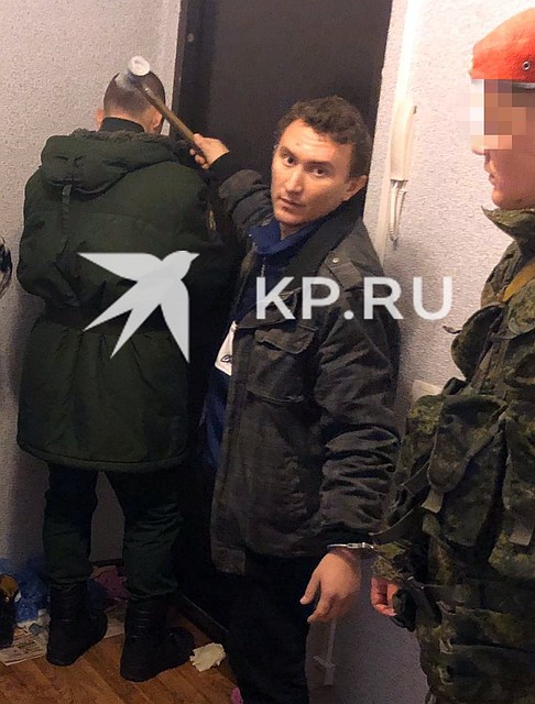 Виктор Бондаренко во время проверки показаний на месте обвиняемого. Фото: из материалов уголовного дела.